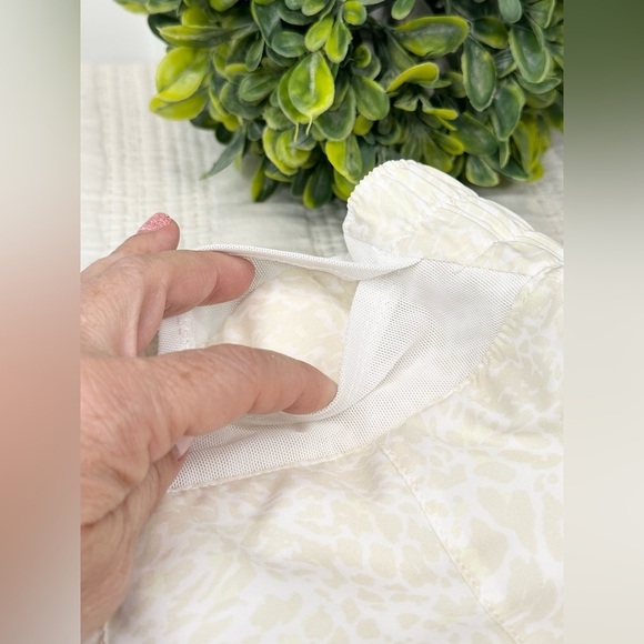 Nike Women’s One Dri-FIT Mid-Rise 3 inch Shorts in Leopard Print Size Small - Picture 9 of 12